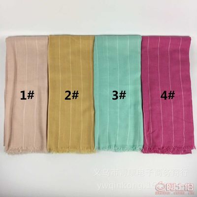 时尚与舒适并存 新款白线条纹围巾的百搭魅力